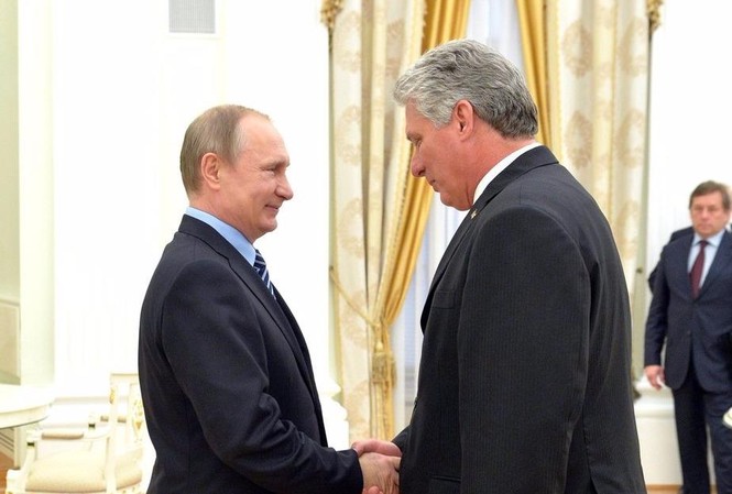 Ông Putin chúc mừng tân Chủ tịch Cuba, gửi điện cảm ơn ông Raul Castro Tổng thống Nga Vladimir Putin bắt tay ông Miguel Diaz-Canel Bermudes trong bức ảnh chụp năm 2016. Ảnh: Điện Kremlin