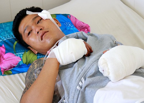 Nhân viên công ty du lịch bị nhóm người đi ôtô truy sát Anh Linh đang điều trị tại bệnh viện. Ảnh: An Phước.