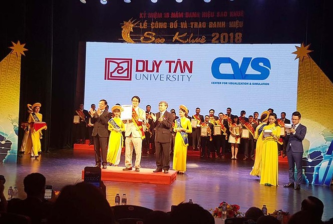 Ứng dụng 3D trong Y học ĐH Duy Tân tiếp tục được vinh danh TS. Lê Nguyên Bảo, Phó hiệu trưởng Đại học Duy Tân - Trưởng nhóm nghiên cứu sản phẩm nhận danh hiệu Sản phẩm tiêu biểu của ngành Phần mềm, Dịch vụ CNTT VN tại Giải thưởng Sao Khuê