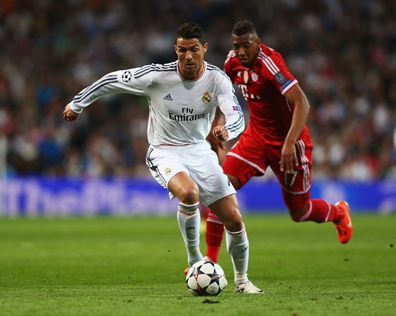 Bí quyết để Bayern phong tỏa Ronaldo Jerome Boateng (Bayern Munich, phảoi) bám sát Roandlo (Real Madrid)