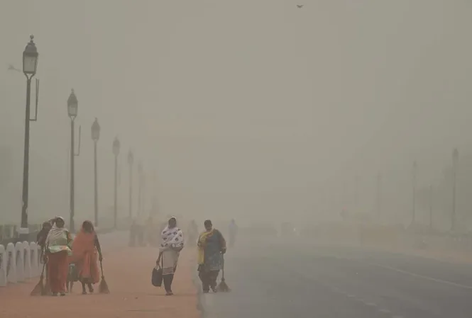 Bão bụi kinh hoàng ở Ấn Độ, 220 người thương vong Bão bụi tấn công New Delhi ngày 2/5. Ảnh: PTI