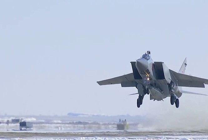 Nga ra mắt tên lửa 'Dao găm' trong lễ diễu binh Ngày Chiến thắng Máy bay MiG-31 mang theo tên lửa Kinzhal. Ảnh: Sputnik