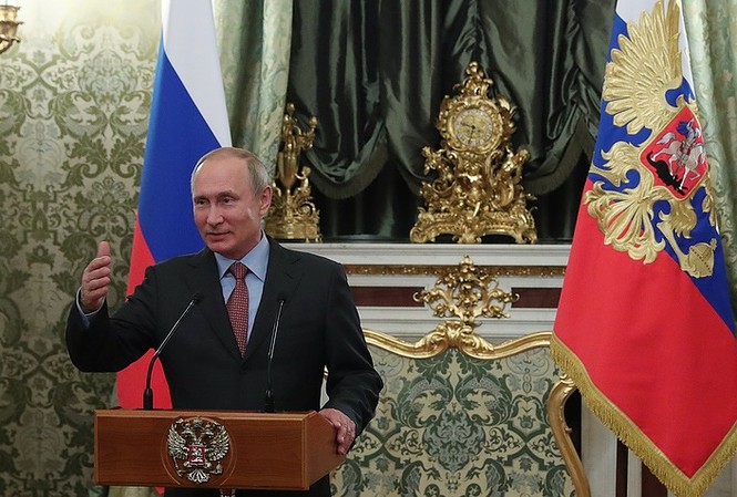 Ông Putin tri ân nội các, cảm ơn Thủ tướng Medvedev trước lễ nhậm chức Tổng thống Nga Putin. Ảnh: Tass
