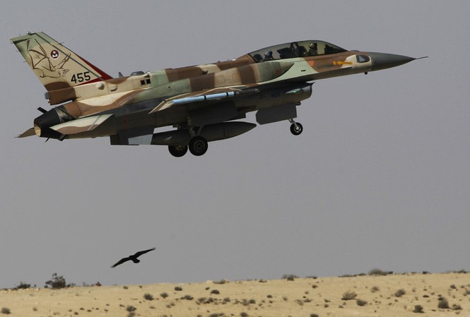 NÓNG: Mỹ vừa rút khỏi thoả thuận Iran, Israel lập tức tấn công Syria Tiêm kích F-16 của Israel. Ảnh: Reuters