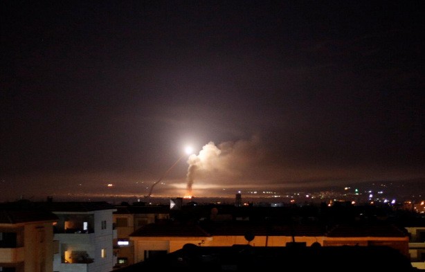 Đại sứ Syria khẳng định ‘không ngần ngại đáp trả Israel’ Tên lửa rực sáng trên bầu trời Syria sáng 10/5. Ảnh: Reuters