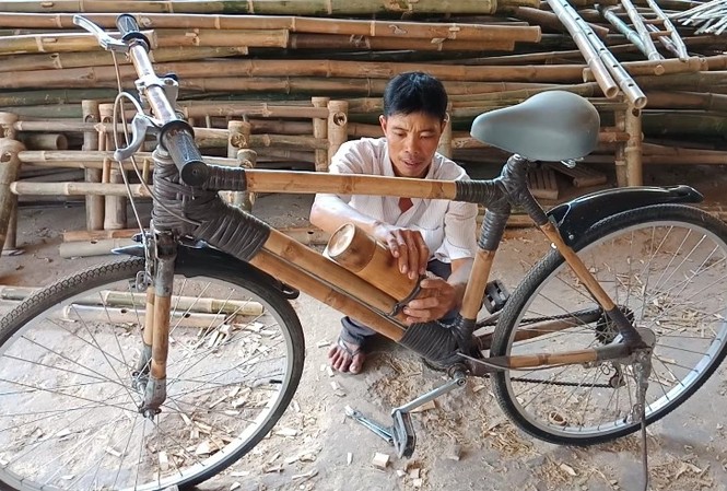 Độc đáo xe đạp tre ở tỉnh Trà Vinh Anh Trì Cảnh bên chiếc xe đạp độc đáo của mình - Ảnh: Kim Hà.