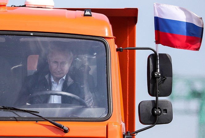 Điện Kremlin tiết lộ ông Putin có bằng lái xe tải từ cách đây 20 năm Tổng thống Nga Putin trổ tài lái xe tải hôm 15/5. Ảnh: Tass