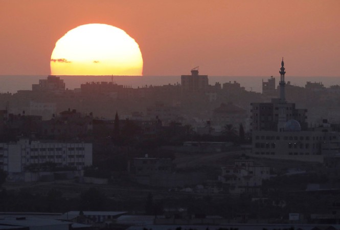 Quân đội Israel không kích 'chống khủng bố' tại dải Gaza Mặt trời mọc trên dải Gaza. Ảnh: Reuters