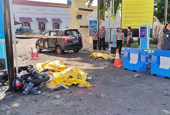 Tìm thấy 54 quả bom trong nhà nghi phạm đánh bom sở cảnh sát Hiện trường vụ đánh bom trụ sở cảnh sát Surabaya. Ảnh: Antara