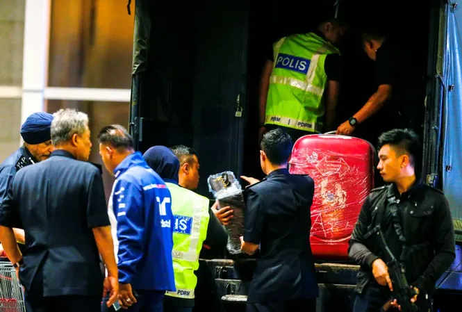 Tịch thu 284 túi hàng hiệu, 72 vali tiền ở nhà cựu Thủ tướng Malaysia Một số vali chứa đồ quý giá bị tịch thu từ căn hộ có liên quan đến cựu Thủ tướng Malaysia. Ảnh: NST