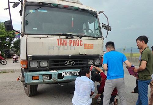 Người phụ nữ phơi lúa trên quốc lộ 1A bị xe tải tông Xe tải gây tai nạn. Ảnh: Trần Hưng