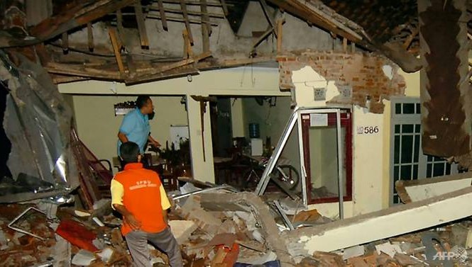 Xe chở đường đâm sập nhà dân, 22 người thương vong Nhà dân đổ sụp sau khi bị xe tải đâm trúng. Ảnh: AFP