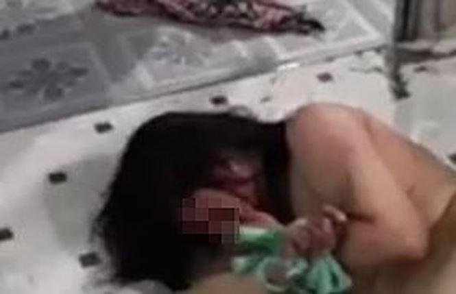 Vụ đánh ghen tại Cà Mau: Khởi tố vụ án 'Làm nhục người khác' Bà T. H, P bị nhóm người trói tay chân, đánh đập, hành hạ, cắt tóc, bôi chất bẩn lên người. Ảnh cắt từ clip