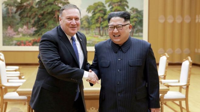Nhà Trắng tiết lộ lí do đột ngột hủy hội nghị Mỹ - Triều Ngoại trưởng Mỹ Mike Pompeo (trái) bắt tay Chủ tịch Triều Tiên Kim Jong-un (phải) trong một cuộc gặp mới đây tại Bình Nhưỡng. Ảnh: Nhà Trắng