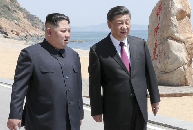 Trung Quốc – Triều Tiên sắp tổ chức hội nghị thượng đỉnh? Chủ tịch Triều Tiên Kim Jong-un và Chủ tịch Trung Quốc Tập Cận Bình gặp nhau tại Đại Liên (Trung Quốc) hồi đầu tháng 5. Ảnh: KCNA