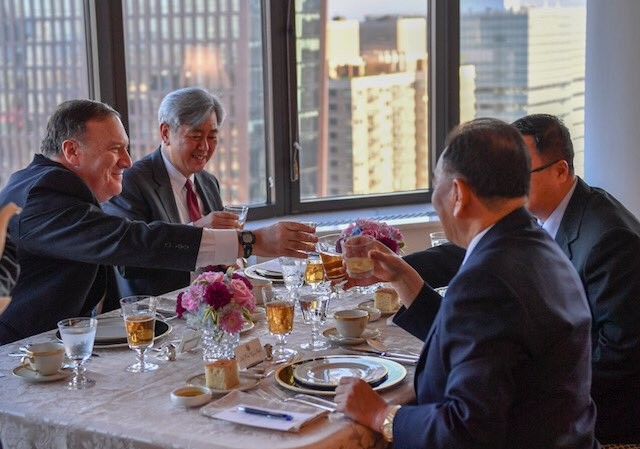 Quan chức Mỹ - Triều vừa ăn bít tết, vừa làm việc tại New York Các quan chức Mỹ - Triều dùng bữa tối 30/5. Ảnh: Twitter