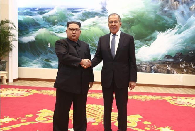 Tiếp Ngoại trưởng Nga, ông Kim tái cam kết loại bỏ vũ khí hạt nhân Chủ tịch Triều Tiên Kim Jong-un và Ngoại trưởng Nga Sergey Lavrov. Ảnh: Bộ Ngoại giao Nga