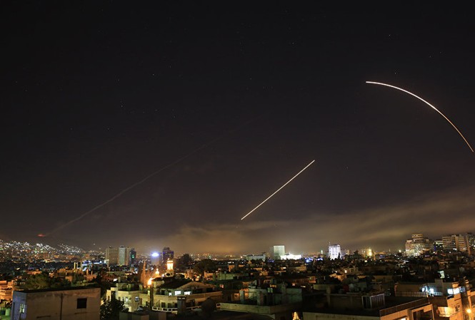 Liên quân Mỹ dẫn đầu không kích Syria, gia đình 8 người thiệt mạng Tên lửa Mỹ tấn công Syria hôm 14/4. Ảnh: AP