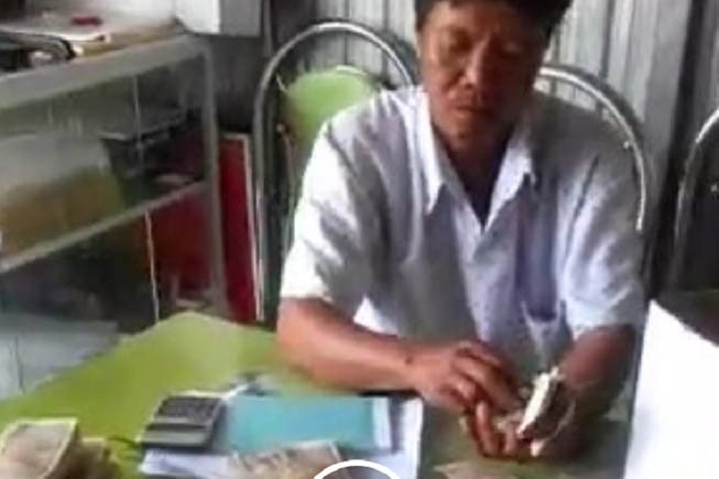 Nộp thuế bằng tiền lẻ rồi phát trực tiếp clip lên Facebook Nộp thuế bằng tiền lẻ rồi phát trực tiếp clip lên Facebook