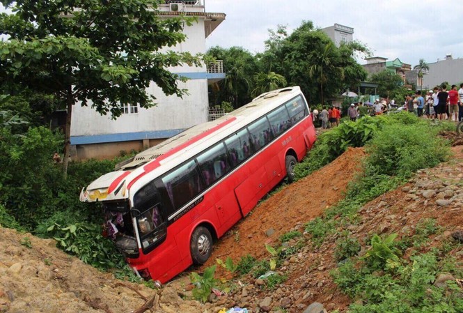 Xe chở khách nước ngoài mất lái lao xuống rãnh sâu Ô tô chở khách nước ngoài mất lái lao xuống rãnh sâu.