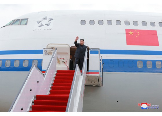Vì sao ông Kim dùng chuyên cơ của Thủ tướng Trung Quốc đến Singapore? Chủ tịch Kim Jong-un vẫy chào từ cửa chuyên cơ Boeing 747 của hãng hàng không Air China. Ảnh: Rodong Sinmun