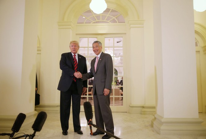 Tổng thống Mỹ Trump dùng bữa cùng Thủ tướng Singapore Tổng thống Mỹ Donald Trump và Thủ tướng Singapore Lý Hiển Long bắt tay trước khi bắt đầu cuộc gặp kín. Ảnh: Straitstimes
