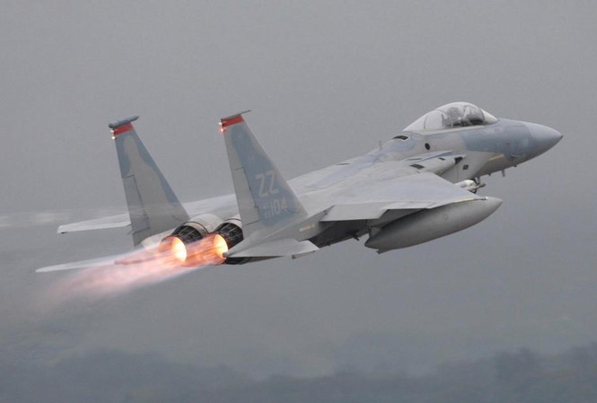 Tiêm kích F-15 Mỹ lao xuống biển Nhật Bản Tiêm kích F-15 Mỹ cất cánh từ đảo Okinawa (Nhật Bản). Ảnh: Reuters