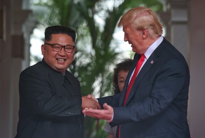 Ông Trump: ‘Không còn mối đe dọa hạt nhân từ Triều Tiên’ Tổng thống Mỹ Donald Trump và Chủ tịch Triều Tiên Kim Jong-un trong cuộc gặp ngày 12/6 tại Singapore. Ảnh: Straitstimes