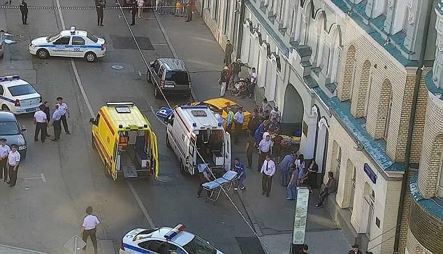 Taxi lao vào đám đông CĐV World Cup, 8 người bị thương Hiện trường vụ tai nạn. Ảnh: Daily Mail