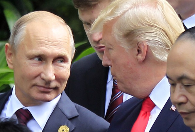 Ông Trump có thể gặp ông Putin vào tháng 7 Tổng thống Trump và Tổng thống Putin gặp nhau tại Đà Nẵng (Việt Nam) tại hội nghị thượng đỉnh APEC. Ảnh: AP