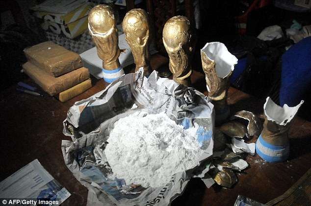 Đường dây buôn ma túy ngụy trang bằng ‘cúp vàng’ World Cup Ma túy và cần sa được giấu trong "cúp vàng" World Cup. Ảnh: AFP