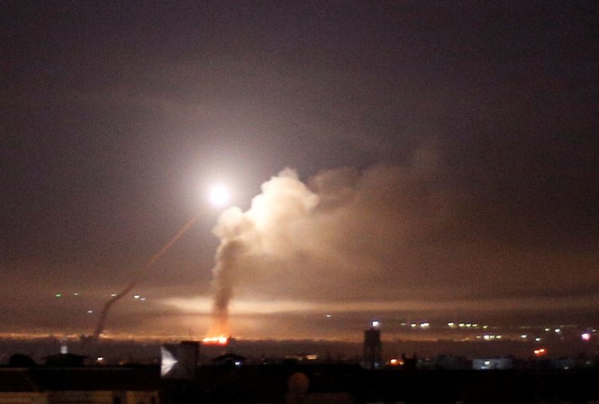 Syria tố Israel phóng 2 tên lửa đe doạ sân bay Damascus Tên lửa rực sáng trên bầu trời Damascus ngày 10/5. Ảnh: Reuters