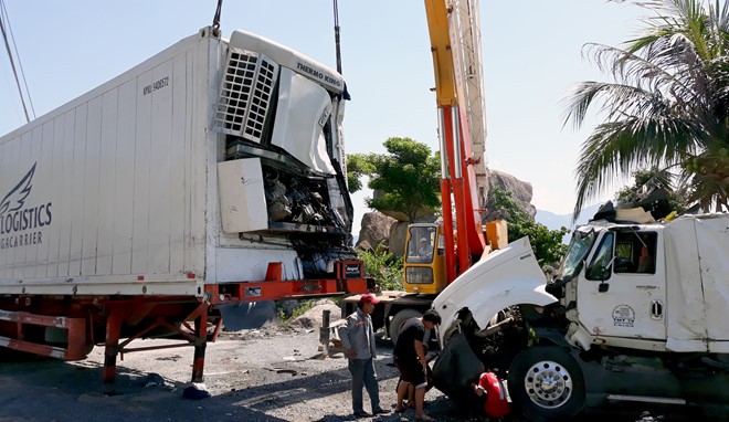 Phụ lái bị tông chết khi dừng xe kiểm tra lốp trên quốc lộ Xe container hư hỏng nặng sau vụ tai nạn. Ảnh: An Bình.