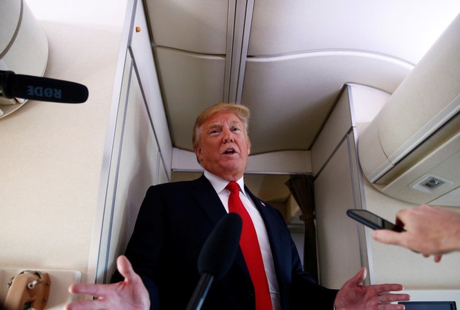 Ông Trump để ngỏ khả năng công nhận Crimea thuộc Nga Ông Trump trả lời phóng viên trên chiếc Không lực Một hôm 29/6. Ảnh: Reuters