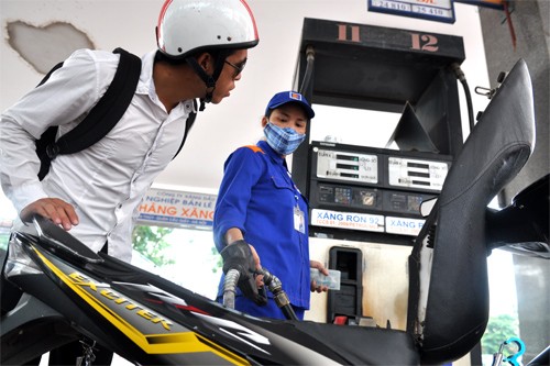 Thuế môi trường với xăng dầu có thể tăng kịch khung từ tháng 10 Xăng, dầu sắp phải chịu thuế bảo vệ môi trường ở mức kịch khung. Ảnh: Q.Đ.