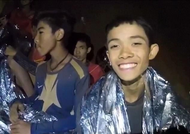 Hai cầu thủ nhí tiết lộ lí do không vào hang Tham Luang cùng đội bóng Đội bóng Thái Lan tươi cười dù vẫn mắc kẹt trong hang. Ảnh cắt từ video