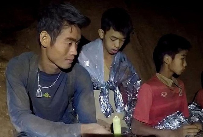 HLV đội bóng Thái Lan phải ở lại hang một mình đến cuối? Huấn luyện viên Ekapol Chantawong (bên trái). Ảnh chụp màn hình