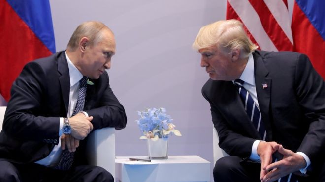 Ông Trump nói ‘không kì vọng nhiều’ vào cuộc gặp với ông Putin Tổng thống Nga Putin (trái) và Tổng thống Mỹ Trump (phải). Ảnh: Reuters