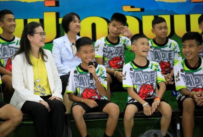 Đội bóng nhí Thái Lan nói gì trong lần đầu xuất hiện trước báo giới? Đội bóng nhí Thái Lan tươi cười trong buổi họp báo. Ảnh: Reuters