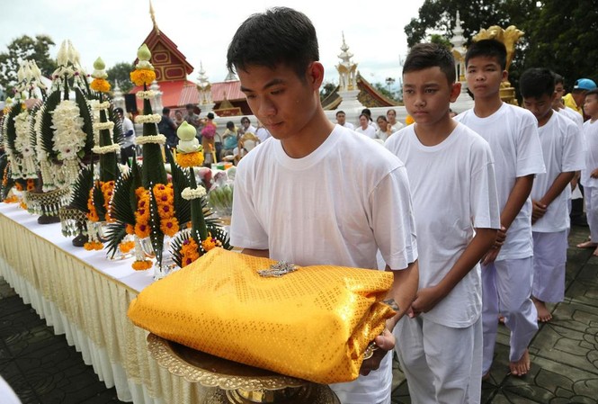 Đội bóng Thái Lan xuống tóc, lên chùa tu tập 9 ngày Các cầu thủ nhí tham gia nghi lễ vào sáng nay, 24/7. Ảnh: AP