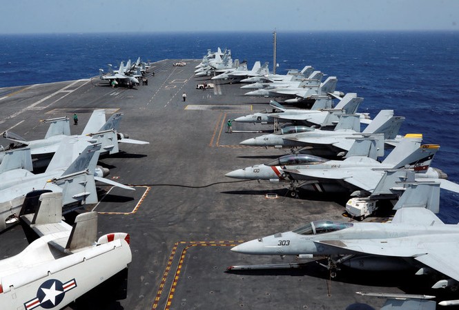 NÓNG: Mỹ có thể tấn công Iran trong tháng 8? Tàu sân bay USS Carl Vinson của Mỹ. Ảnh: Reuters