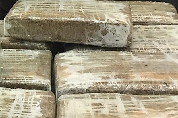 Cảnh sát truy lùng người vứt chỏng chơ 400kg cần sa bên vệ đường Ảnh: Bangkok Post