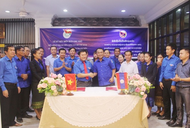 Gặp gỡ hữu nghị thanh niên 2 tỉnh Quảng Trị - Savannakhet Bí thư Tỉnh Đoàn Quảng Trị Nguyễn Khánh Vũ và Bí thư Đoàn TNNDCM tỉnh Savannakhet Lamkeo Sengnouthong thay mặt tuổi trẻ 2 tỉnh ký kết Biên bản ghi nhớ.