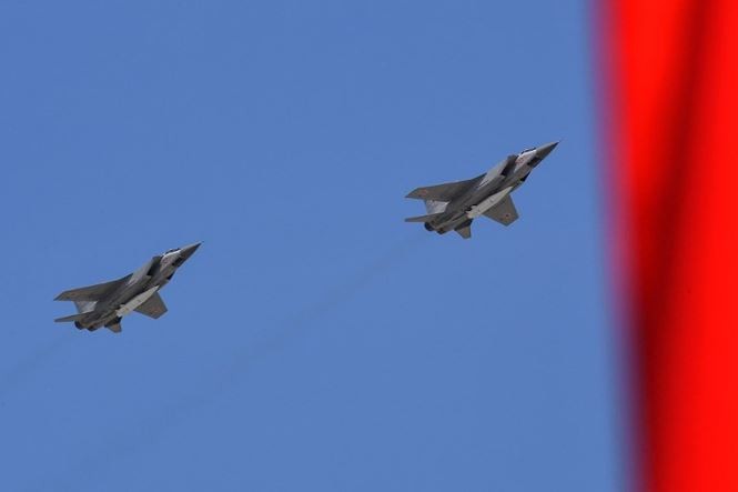 Nga phô diễn uy lực Su-57, MiG-31K tại triển lãm quân sự Tiêm kích MiG-31 gắn tên lửa 'dao găm' Kinzhal xuất hiện tại lễ diễu binh ngày 9/5 vừa qua tại Moscow. Ảnh: AFP