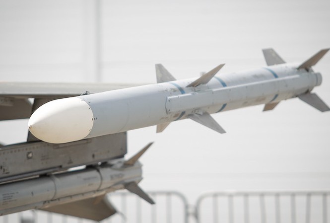 Estonia khổ sở tìm tên lửa bị tiêm kích Tây Ban Nha phóng nhầm Tên lửa AIM-120 AMRAAM. Ảnh: Global Look Press