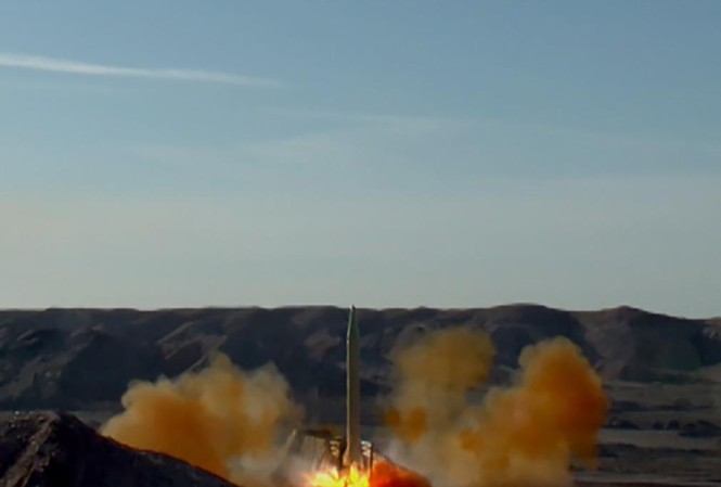 Iran trình làng tên lửa đạn đạo Fateh Mobin lúc 'nước sôi lửa bỏng' Chương trình tên lửa đạn đạo của Iran. Ảnh.AFP