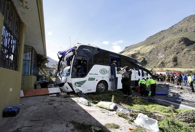Ecuador: Xe buýt gây tai nạn thảm khốc khi chở theo 600 túi cần sa Hiện trường vụ tai nạn xe buýt thảm khốc tại Ecuador. Ảnh: AP