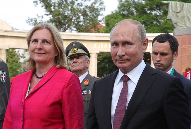 Dự đám cưới Ngoại trưởng Áo, ông Putin mang theo quà gì? Tổng thống Nga Vladimir Putin và Ngoại trưởng Áo Karin Kneissl trong cuộc gặp tại Vienna hồi tháng 6. Ảnh: Tass