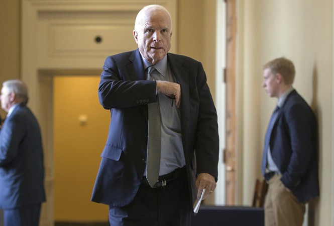 Thượng nghị sĩ John McCain sẽ yên nghỉ cạnh bạn thân Thượng nghị sĩ John McCain. Ảnh: AP
