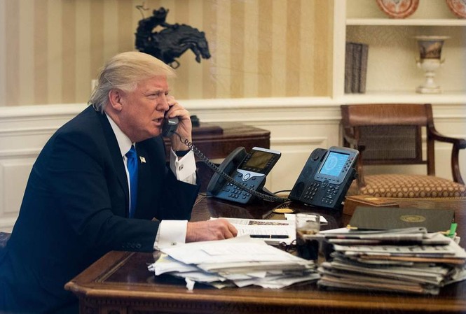 Cựu cố vấn từng lén lấy tài liệu từ bàn làm việc của ông Trump? Bàn làm việc của ông Trump. Ảnh: Independent